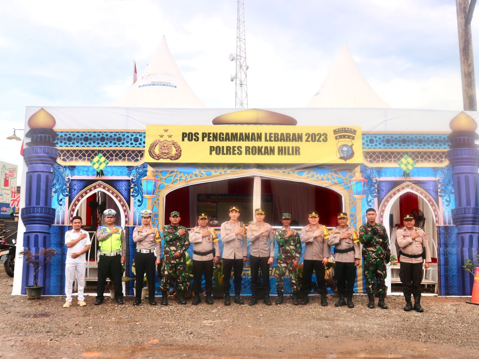 Perkuat Soliditas dan Sinergitas Polri-TNI Berikan Bingkisan Kepada Petugas di Pos Pengamanan Ops Ketupat Lancang Kuning 2023